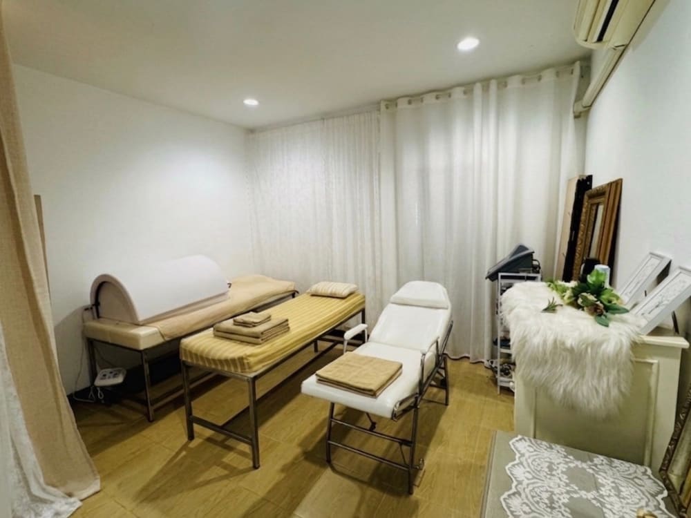 ห้องทำตัวของ PSC Skincare หล่มสัก มีเตียงนวด โดมอบอินฟราเรด และม่านกั้นเป็นสัดส่วน